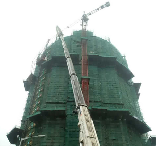 台前吊车在工地上作业